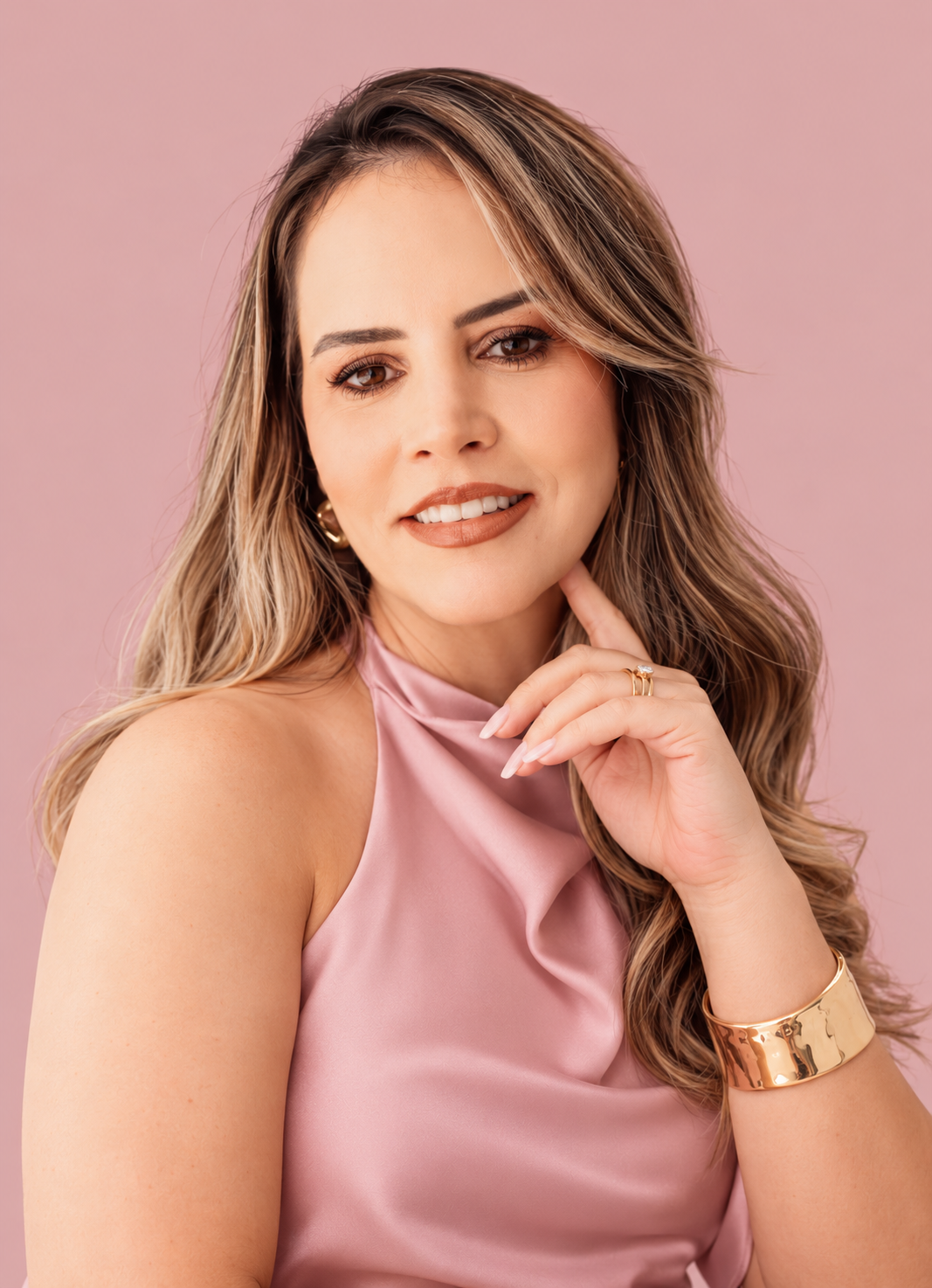 Mulher usando semijoias Anita